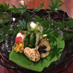 滋味 康月 - 2015年8月
      ■ 風（Lunch）5,400円
      ＊ 八寸
      ＊ 白味噌
      ＊ 温物
      ＊ お造り
      ＊ 焼物（魚）
      ＊ 焼物（肉）
      ＊ 揚物
      ＊ ご飯
      ＊ 香物
      ＊ デザート
      ＊ 煎り番茶orエスプレッソ
      