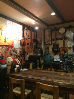 Chiri Men Shirasu Semmonten Nagi - 店内はギターやコントラバスなど弦楽器が置いてあります。