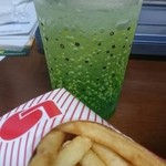 ロッテリア - カクテルソーダメロン&マンゴーとポテトM。