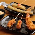 串揚げ&BAR 2811 - 旬を活かした30種もの創作メニューに、絶妙にマッチした自家製ソースでいただく『串揚げ』