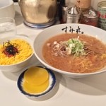 すみれ - ラー博は俺の社員食堂。  平日限定、味噌ラーメソラソチ！  今日はすみれ味噌明太子ご飯を選択。新しい店員さんが接客トレーニング中、といった感じの店内。