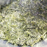 老舗あづみ - 鹿児島産　深蒸し煎茶　７５６円の茶葉のアップ　【　２０１５年８月　】