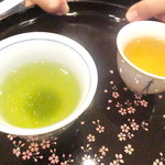 Shinise Adumi - 店内試飲　手前が鹿児島産深蒸し茶の温茶　【　２０１５年８月　】