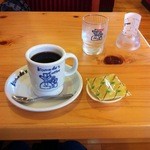 コメダ珈琲店 - ブレンドコーヒー　420円　豆菓子付