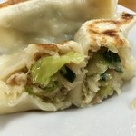 田村屋 - 餃子の餡はこんな塩梅ですよ