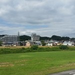 なか安 - 浅川の反対側からでも目立つ建物