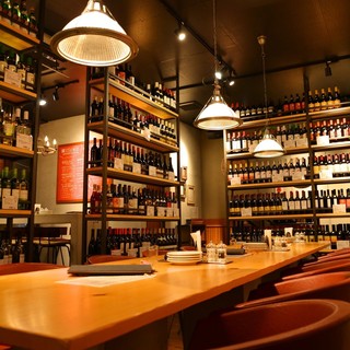 ●A space surrounded by wine ◎ There are also low table seats ♪