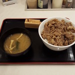 松屋 - 味噌汁と牛丼の位置が客でしょ？店員さん！