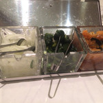 インド式 チャオカリー - 卓上には玉ねぎ、キューちゃん、福神漬が完備