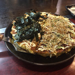 Okonomiyaki Nakachou - 中長お好み焼き（醤油・からしソース ハーフ&ハーフ）