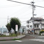 Ajikura - 2015年7月　左の建物が紀の川市役所です。