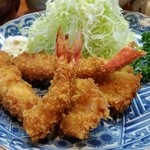 嵯峨乃 - さっくりと揚った海老、カニ足、ホタテの「海鮮フライ定食 (1080円)」