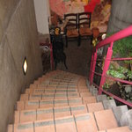 TAVOLOZZA - 階段を下りていきます