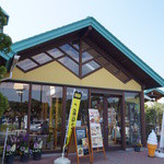 道の駅とみうら 枇杷倶楽部 - お店は道の駅とみうらの中にあります