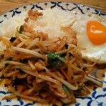 Paff - 豚肉のタイバジル炒め