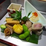 八寸
          胡麻豆腐、蒸し鮑、枝豆
          梅貝土佐煮  など
          貝は小さいのに貝の奥の奥まで身が入っていて食べ応え満点！