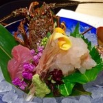 ✳︎お造り  伊勢海老洗い
          戻り鰹  気仙沼
          彩野菜  芽物一式  山葵
          
          この伊勢海老おみごと！！