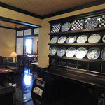 グリーンヒルズ草庵 - 伊万里の大皿が並ぶ・・