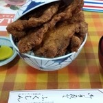 レストラン ふくしん - 味噌汁と漬物も付いています。