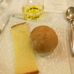 ポエシア - ブリオッシュ　クルミとレーズンのフォカッチャ
      