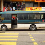 Nidwalden Resort - ヌワラ・エリアからコロンボまで約６時間、バスに永山ランドという日本語の文字