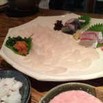 酒呑 - 水槽で泳いでいたカワハギとサバ。サバは半身と言ったけど少なくてビックリ。