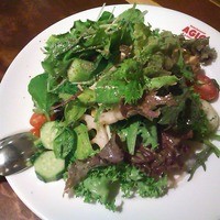 マーケットレストラン AGIO ルミネ横浜店 - ＡＧＩＯメルカート野菜の新鮮サラダを取り分けたところ