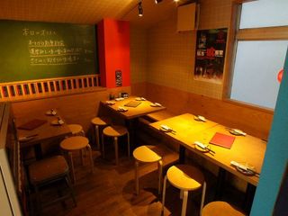 Chaikurozekuu - 【テーブル席】2Fあがって左手のテーブル席は、少人数の宴会にもおすすめなプライベート感のある空間になっています♪和テイストな空間でリラックスしながら、仲間との会話も弾みますよ♪