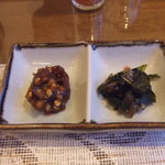 朱鞠内湖そばの花 - 夕食　先付　左　蕎麦の実甘味噌　　右　行者にんにくの醤油漬け