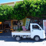 まいむ - 沖縄の海辺と軽トラ。