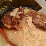 花丸軒 - 名物トンコツ１本のせ９３０円その１