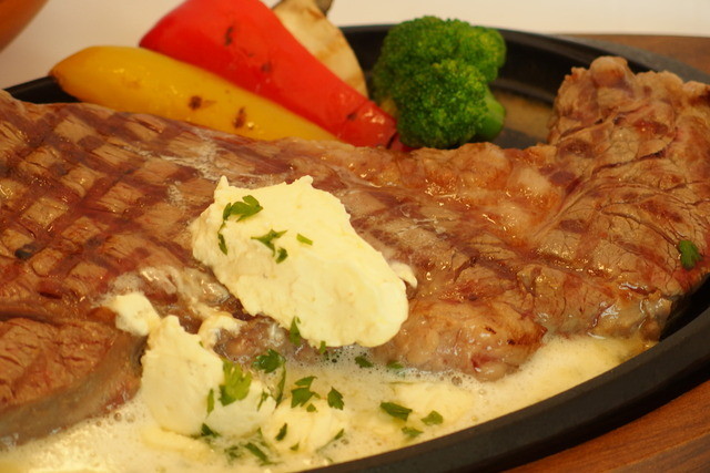 ガーリックバターを添えたステーキバイトのレシピ