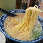 当才にしきラーメン - 麺アップ