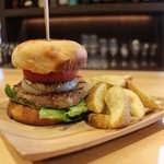 BAR　Recette - 自家製バンズと、ふわふわハンバーグ、焼いたオニオン、アメーラトマトを使った、こだわりの特製バーガー！