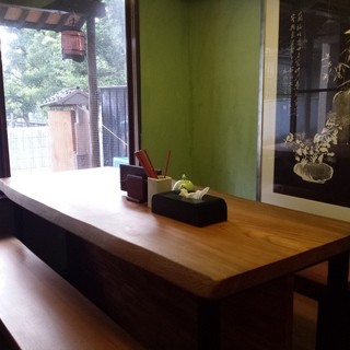 [Warmth of wood] All counters and tables are made of one piece of wood.