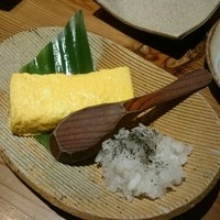 鳥恵 上野広小路店 - おろしの黒いのは、炭塩です。