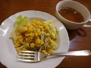 TEA ROOM Zero - ナスとベーコンのトマトソースとろ～りチーズのせ(1317円) サラダとスープ