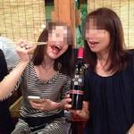 ヤキニク ホルモン どうげん - 最も肉食系女子な２人。ワインをボクだと思ってさ～と言えば、このノリ・・