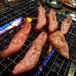 ヤキニク ホルモン どうげん - 焼き加減で脂落とすのがコツ