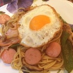 ROTORO - カラフルスパゲッティ。しょうゆ味。ソーセージにベーコン、しめじ、ピーマン。今日は男好みなスパゲッティです。