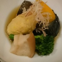 うなぎと季節料理とらや - 夏限定：うなぎ白蒲会席：焚き合わせ。那須、とうもろこしと鮭のかまぼこ、などをお出汁で。削りミョウガ&削りショウガが合いますね