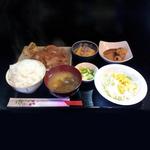 Gyozayaseiichirouhompo - ギョーザと唐揚げの専門店「ギョーザ屋誠一郎本舗」しょうが焼き定食580円横景[2015.09]