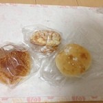 ブレッド ワークス - 料理写真:ミニキャラメル、金時パン、クリームパン
