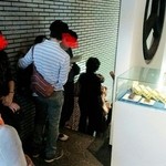 虎屋菓寮 - 地下一階へ並ぶ