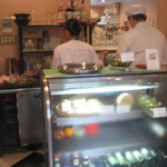 オ・タン・ペルデュ - 店員さんたち大忙し