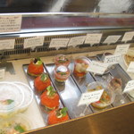 オ・タン・ペルデュ - 今日はだいぶ売れちゃっていますが、それでも充実のテイクアウト用冷蔵庫