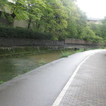 オ・タン・ペルデュ - 緑豊かな岡崎の一角