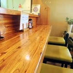 とん香 - 店内カウンター。