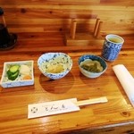 とん香 - 小鉢２つは素晴らしい。