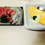 よも麺と居酒屋てんき - 牛たたき、納豆オムレツ